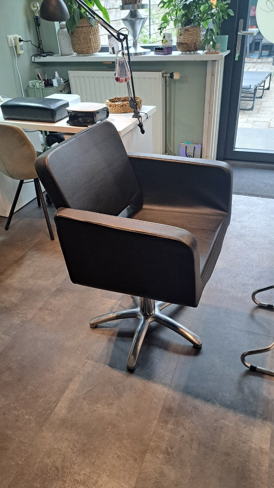 Moderne kappersstoel met pomp