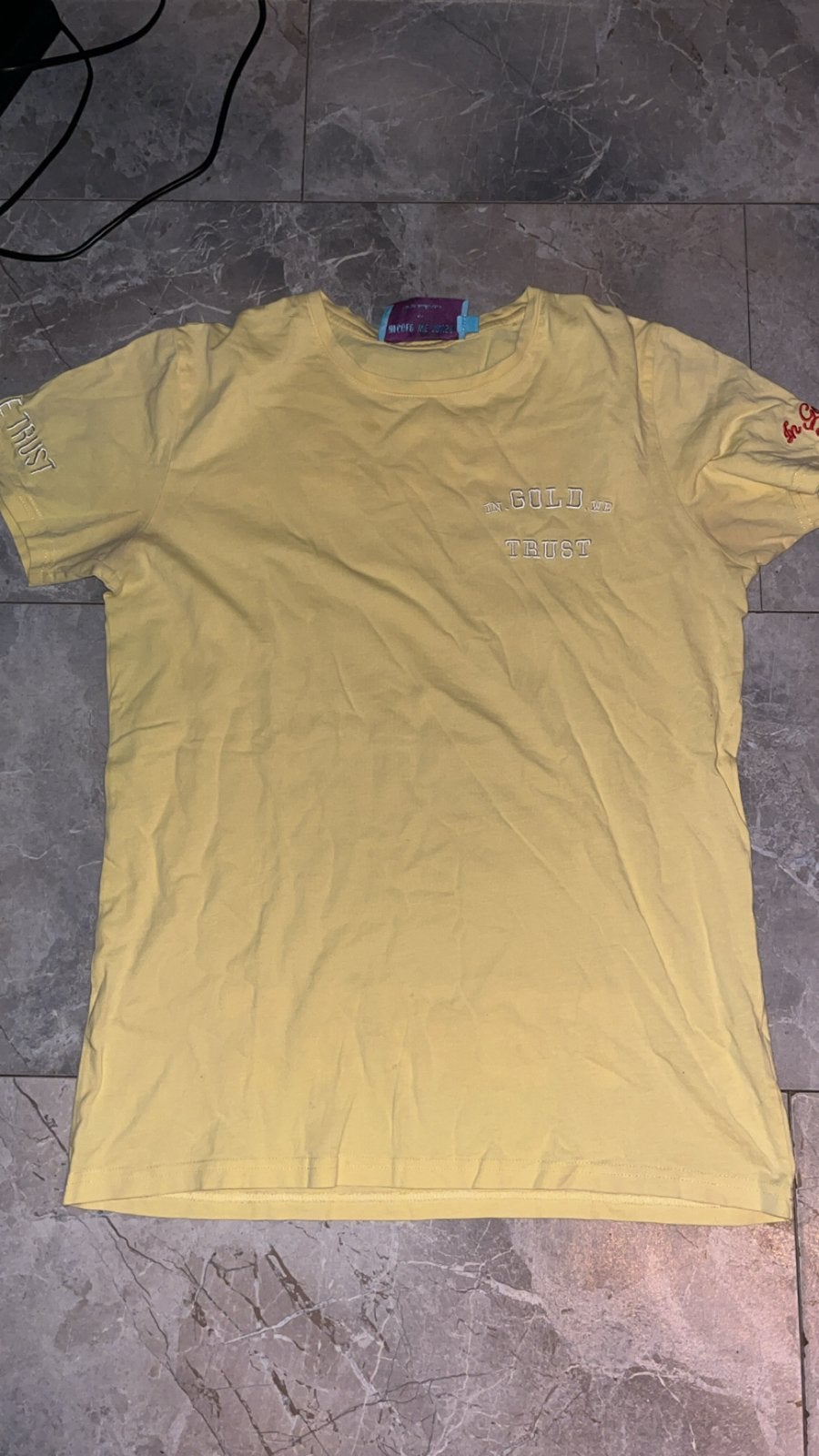 In Gold We Trust T-shirt Maat S, Kleding | Heren, Ophalen of Verzenden, Zo goed als nieuw, Maat 46 (S) of kleiner, Geel