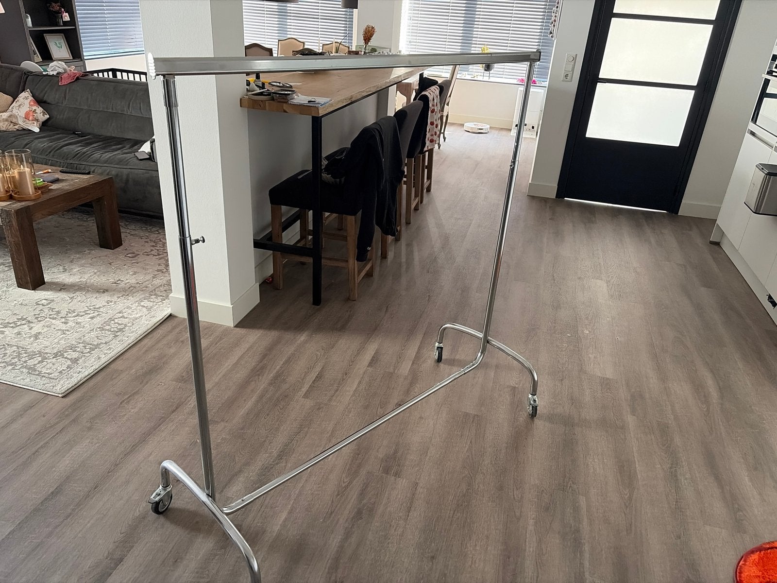 GF Kledingrek op wielen - uitschuifbaar en stabiel, Ophalen, Gebruikt