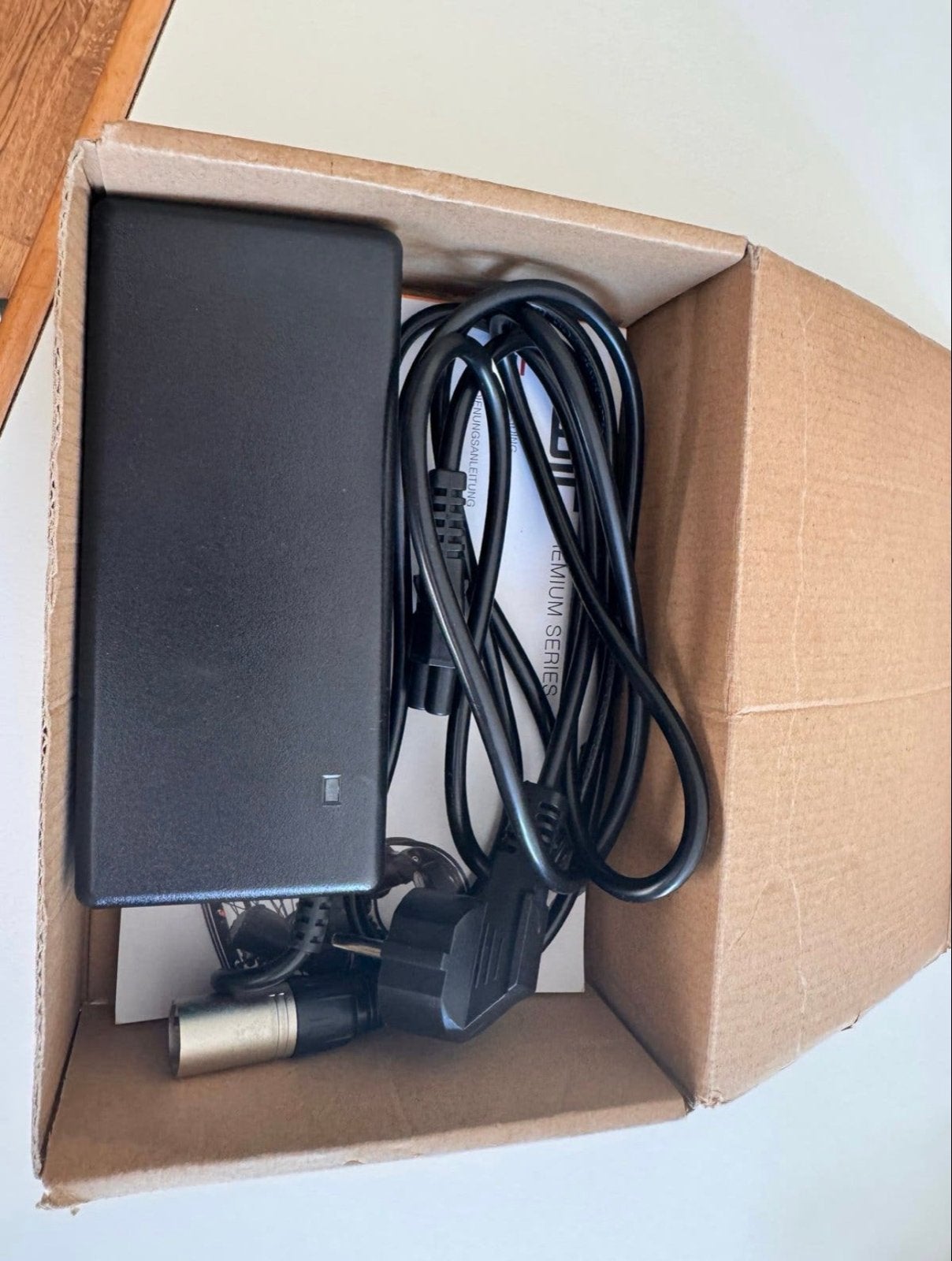 Oplader voor elektrische fiets - 36V Li-ion, Fietsen en Brommers, Fietsaccessoires | Fietsaccu's, Ophalen, Nieuw