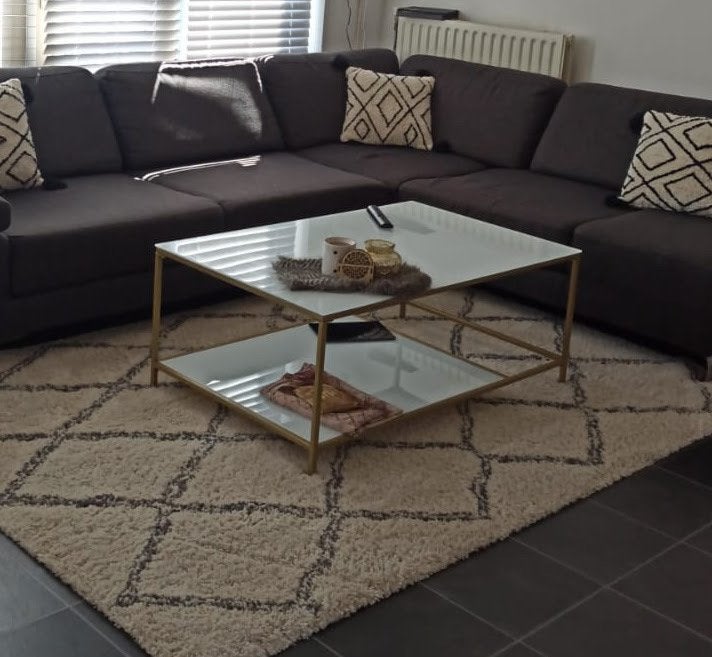 Moderne salon tafel met glazen blad en gouden frame, Ophalen, 100 tot 150 cm, Vierkant, 50 tot 100 cm