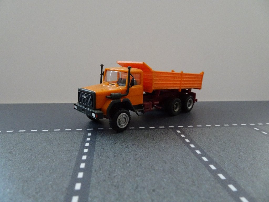 920 herpa iveco torpedo oranje kieper 3-as 1:87 truck trein, Ophalen of Verzenden, Zo goed als nieuw, Bus of Vrachtwagen, Herpa
