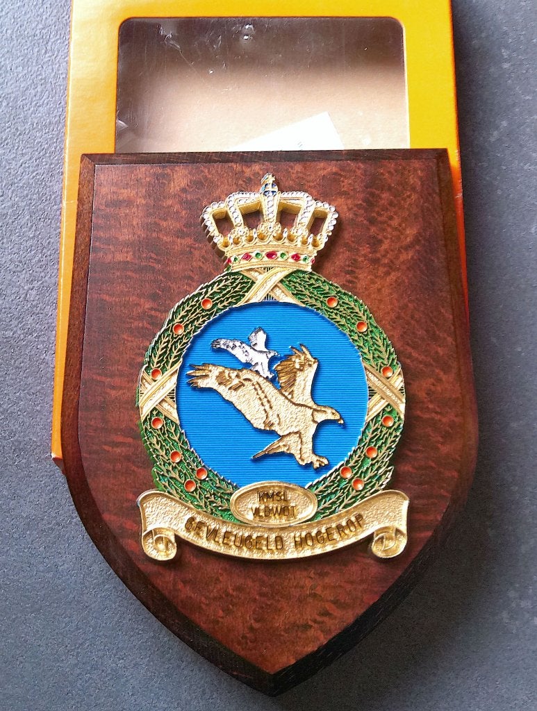 Wapenschild KMSL Vliegbasis Woensdrecht in doosje, Verzenden, Luchtmacht, Nederland, Overige typen