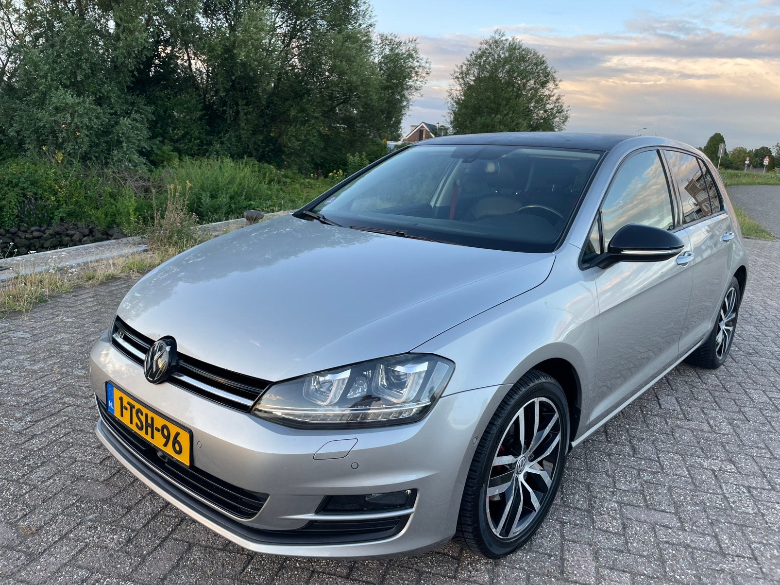 VW Golf 7 1.4 TSI R-Line airco,massage,stoelvw,park assist, Zwart, 4 cilinders, 1395 cc, Handgeschakeld