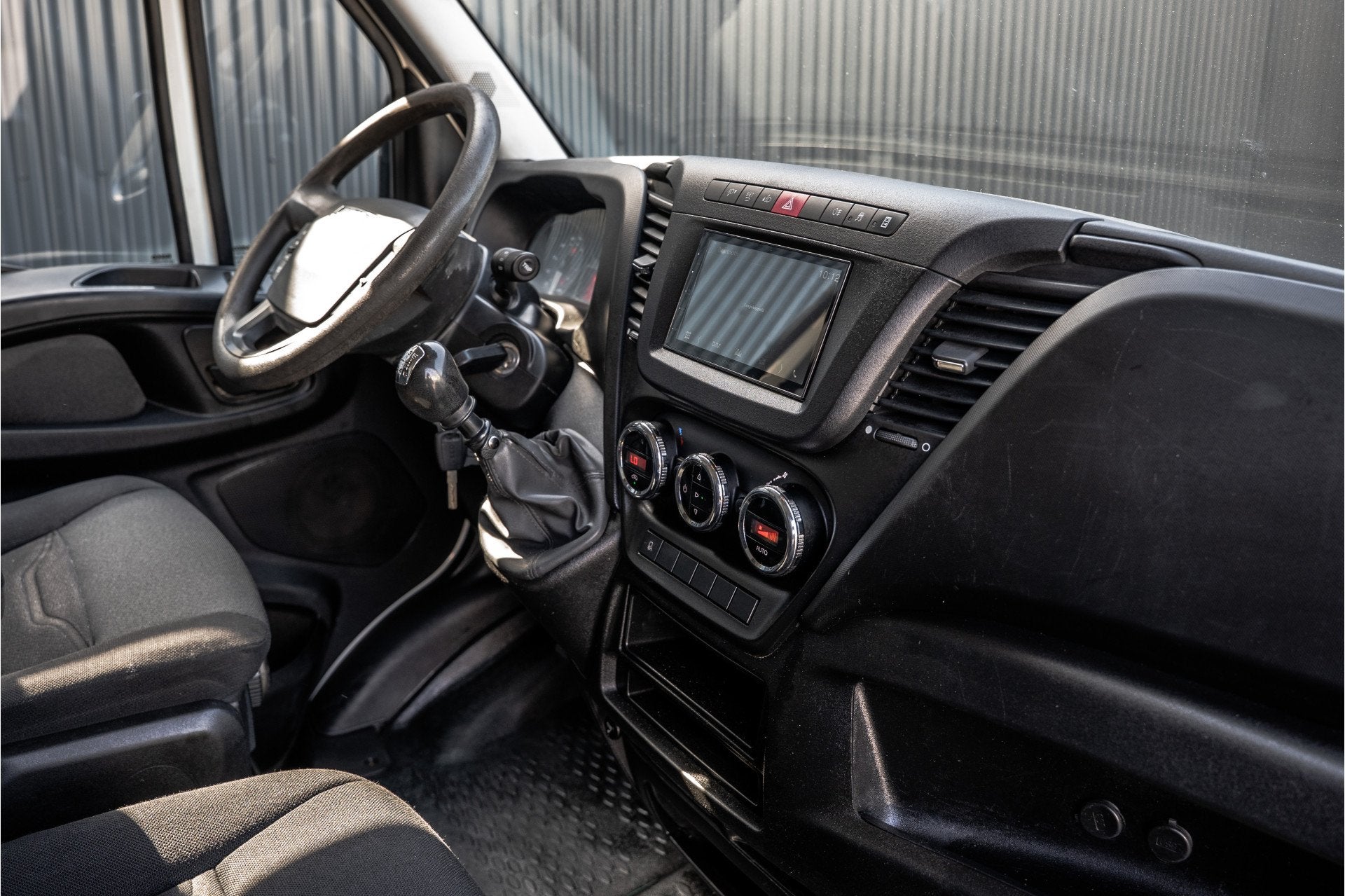 Iveco Daily 35S13 L2H1 | 3.5T Trekgewicht | Climate | 3-Zits, Auto's, 13 km/l, Gebruikt, Zwart, Iveco