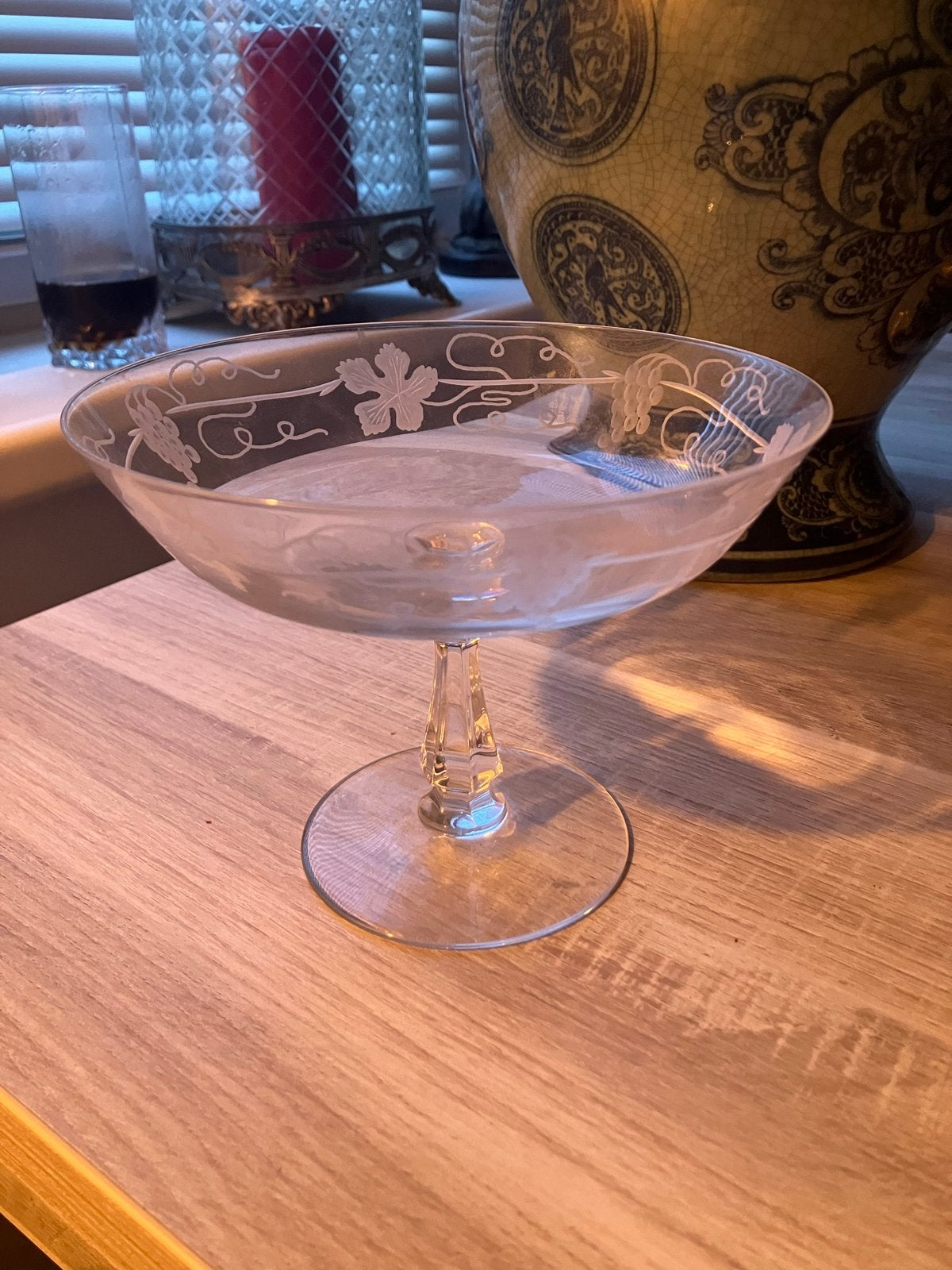 Vintage glazen schaal op voet met druivenmotief, Ophalen of Verzenden