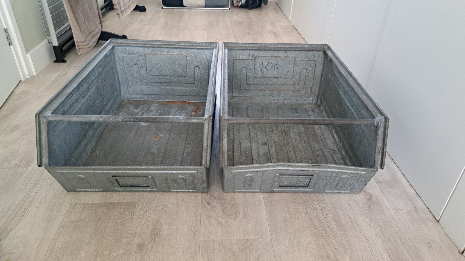 Stalen stapelbakken/magazijnbakken - Set van 2, Ophalen, Gebruikt, 50 tot 100 cm, Metaal