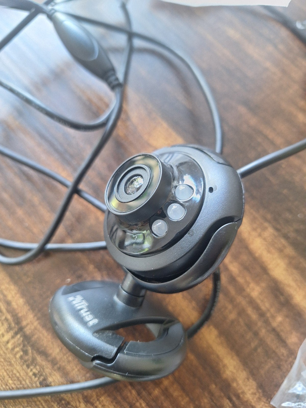 Trust Webcam met ingebouwde microfoon - Bedraad, Ophalen of Verzenden, Zo goed als nieuw, Trust, Monitorclip