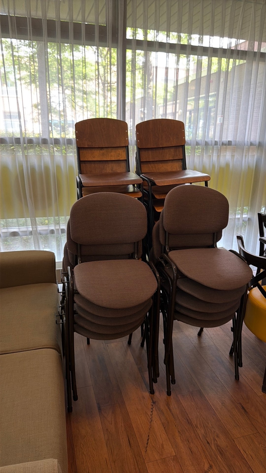 Schooltafels (12 st.) en stoelen (28 st.), Ophalen, Gebruikt