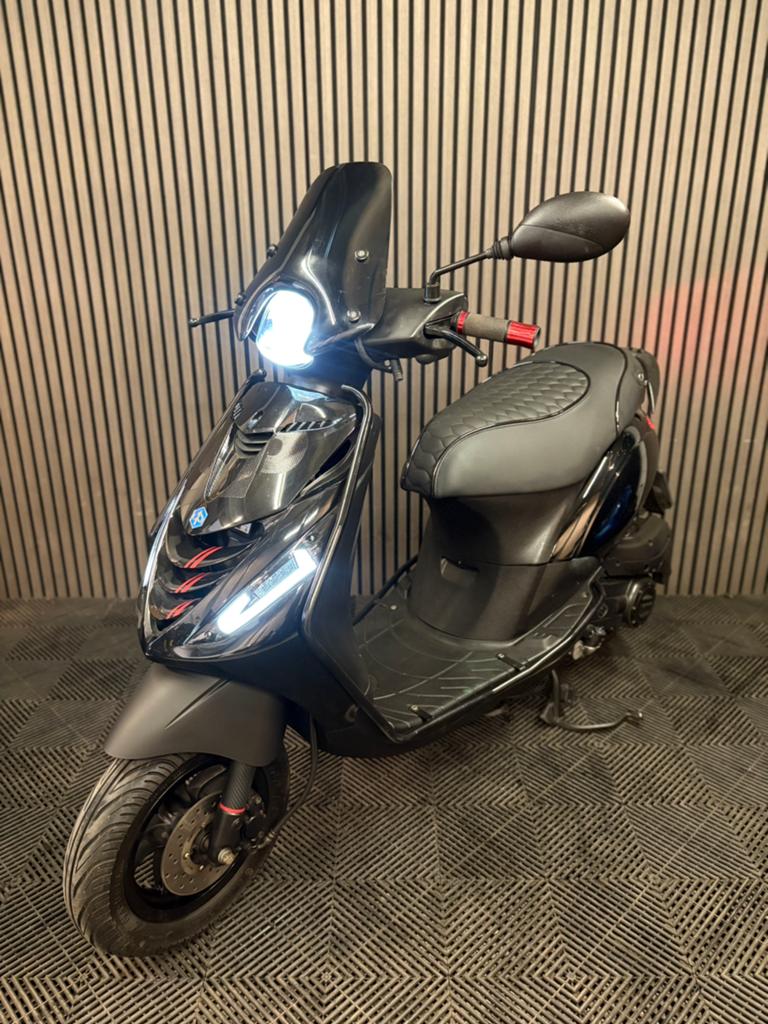 PIAGGIO ZIP 4T 3V BROM 2020 FULL OPTION GLANS ZWART, Maximaal 45 km/u, Zip, Ophalen of Verzenden, Zo goed als nieuw
