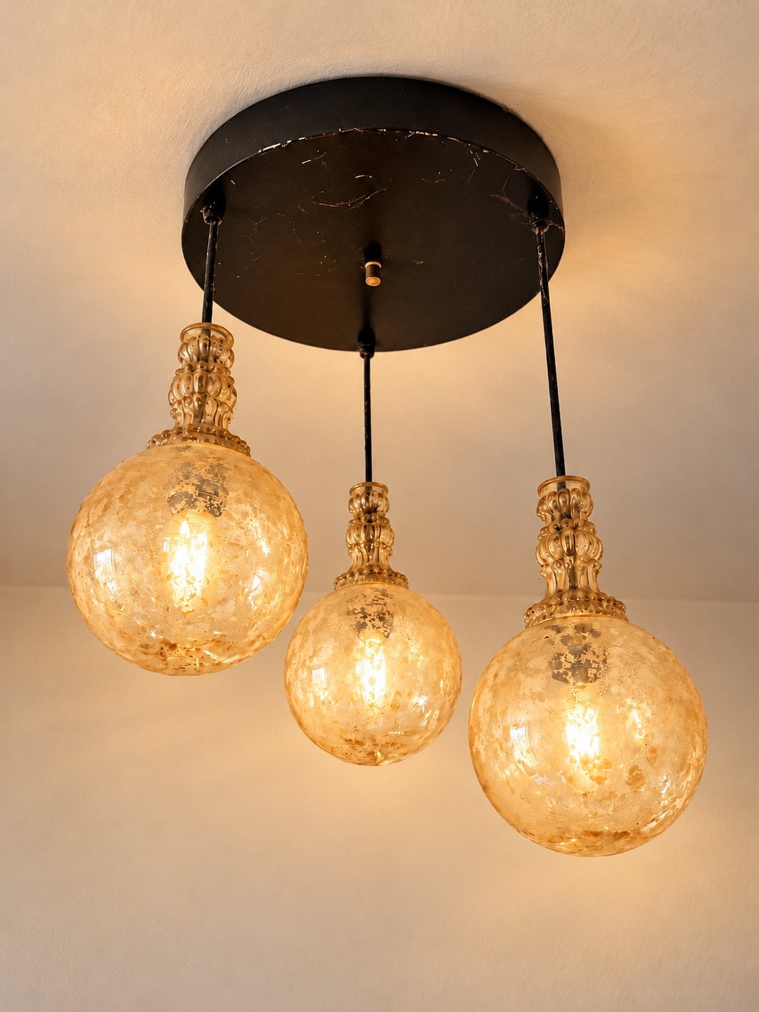 Plafondlamp met 3 amberkleurige glazen bollen, Gebruikt, Vintage, Ophalen of Verzenden, Glas