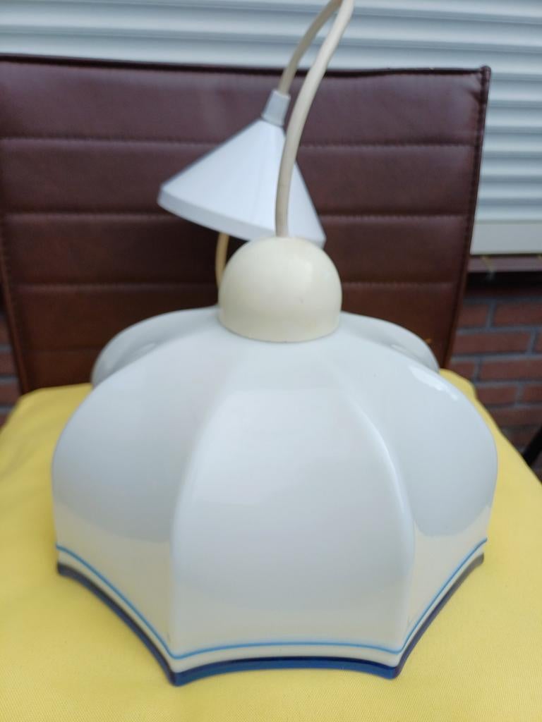 Antiek lampje melkwit opaalglas met donkerblauw randje., Huis en Inrichting, Lampen | Hanglampen, Ophalen, Minder dan 50 cm