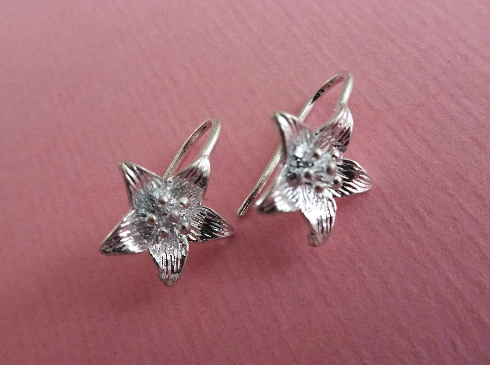 jwg Kleine vintage 70s bloem bloemen oorbellen zilver klr, Verzenden, Overige materialen, Oorbellen