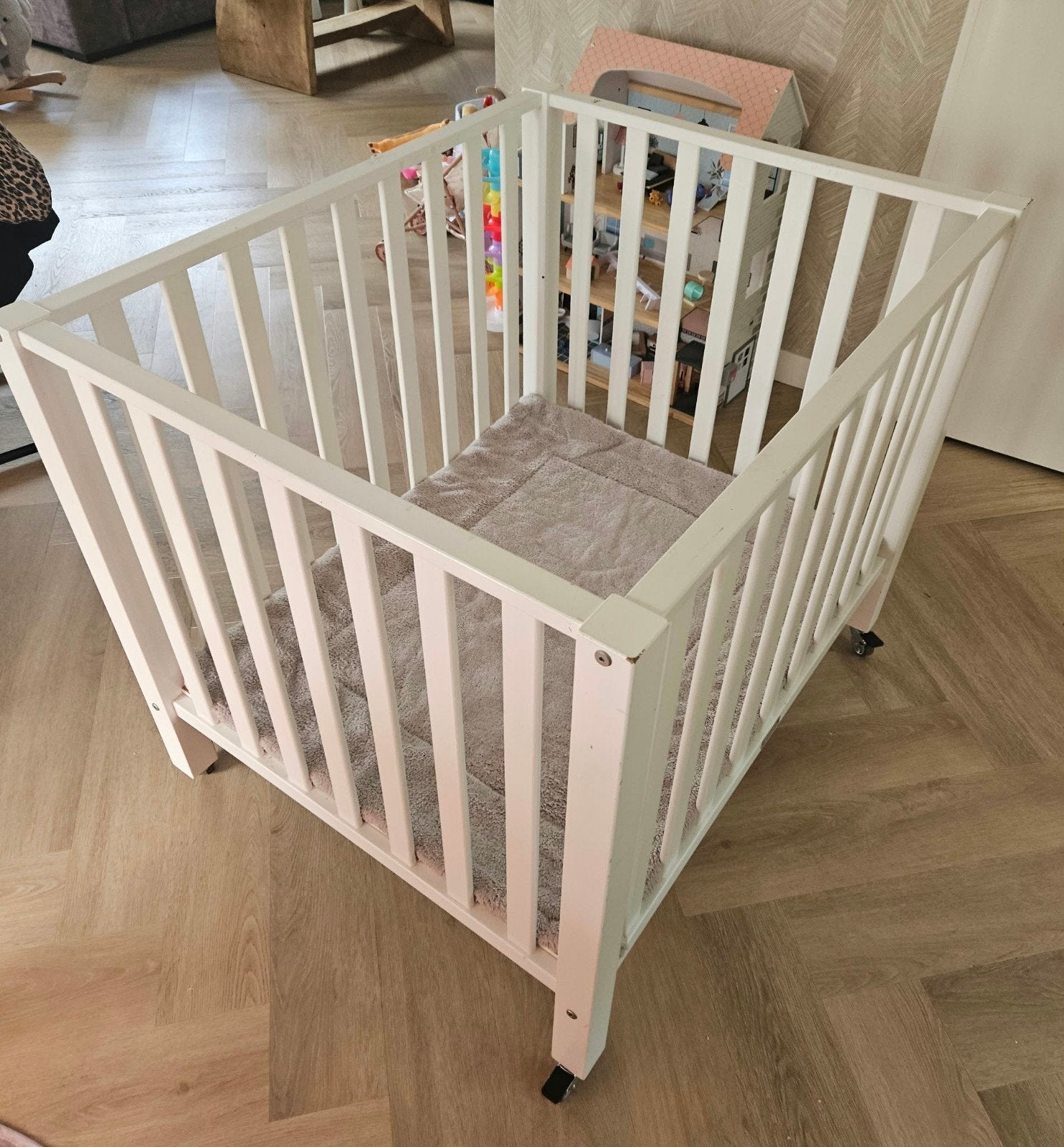 baby box op wieltjes in goede staat, Ophalen, Gebruikt, Wieltjes