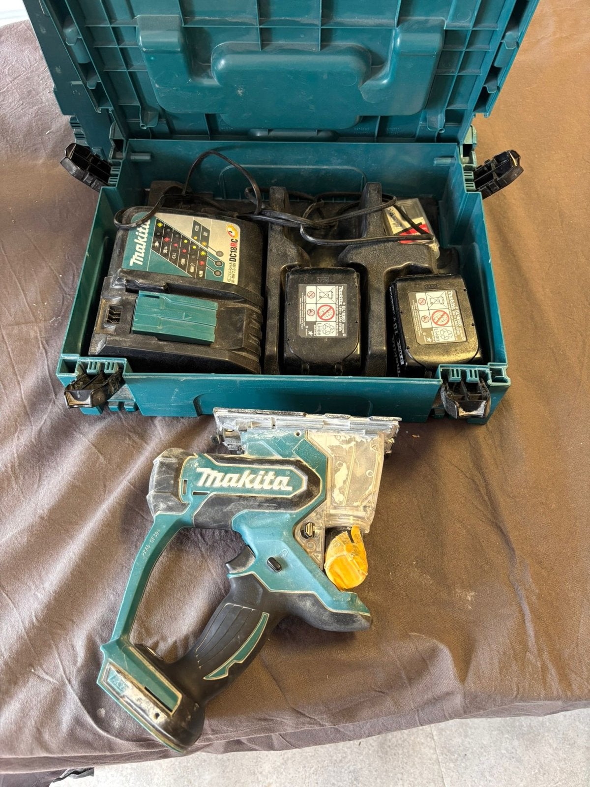 Makita decoupeerzaag met lader en twee accu's, Ophalen of Verzenden, Gebruikt