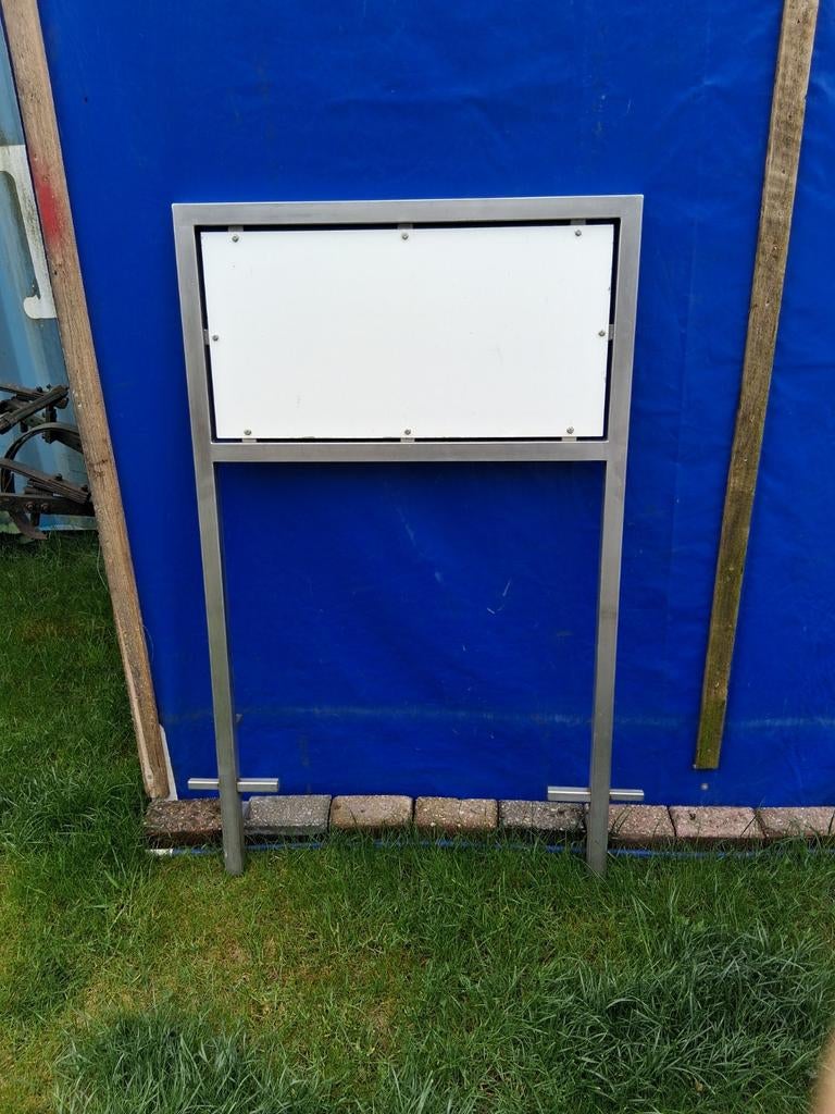 Reclamebord frame is  roestvrijstaal, Ophalen