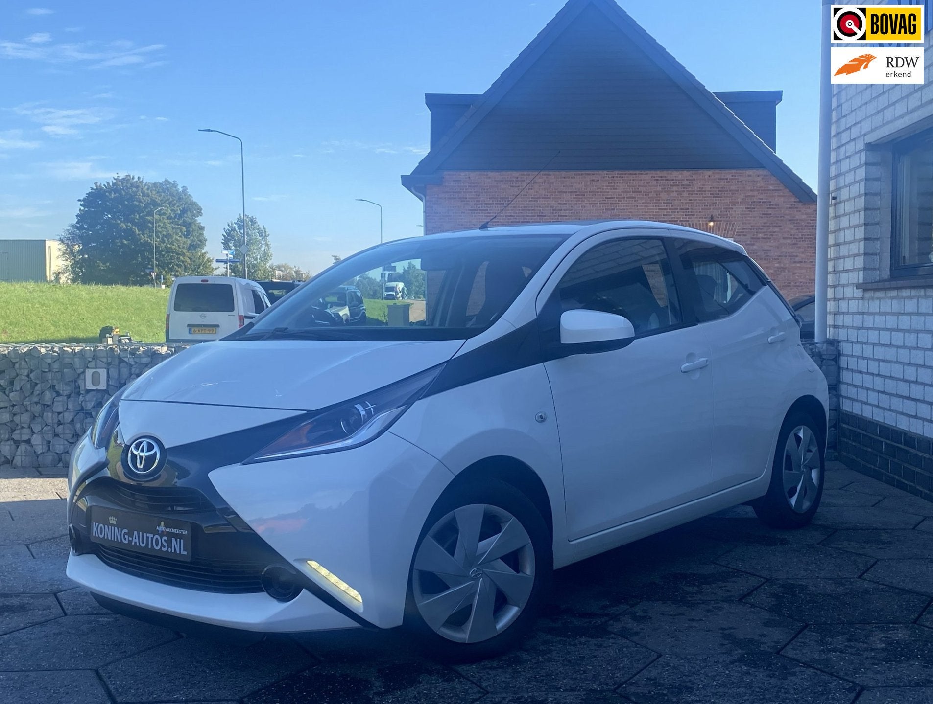 Toyota Aygo 1.0 VVT-i x-now/ Camera/ AC/ Navi/ Carplay/ Elec, Voorwielaandrijving, Stof, Gebruikt, 4 stoelen
