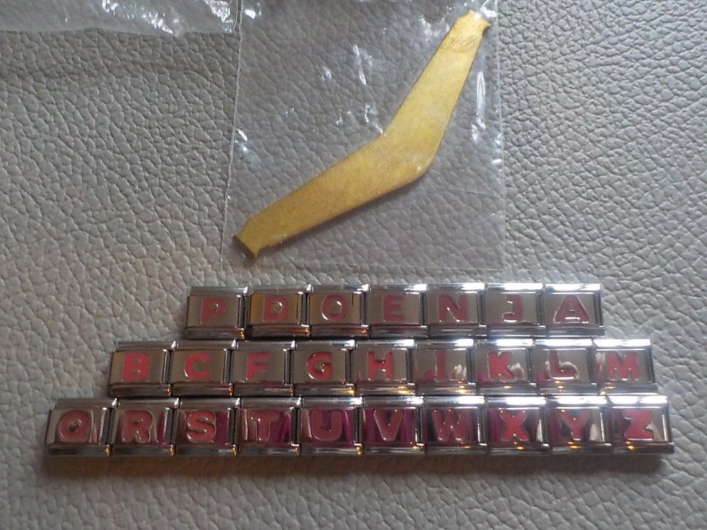 26 X Italiaanse Bedels bedelarmband Uberry 9mm roze letters, Staal, Nieuw, Ophalen of Verzenden, Met bedels of kralen