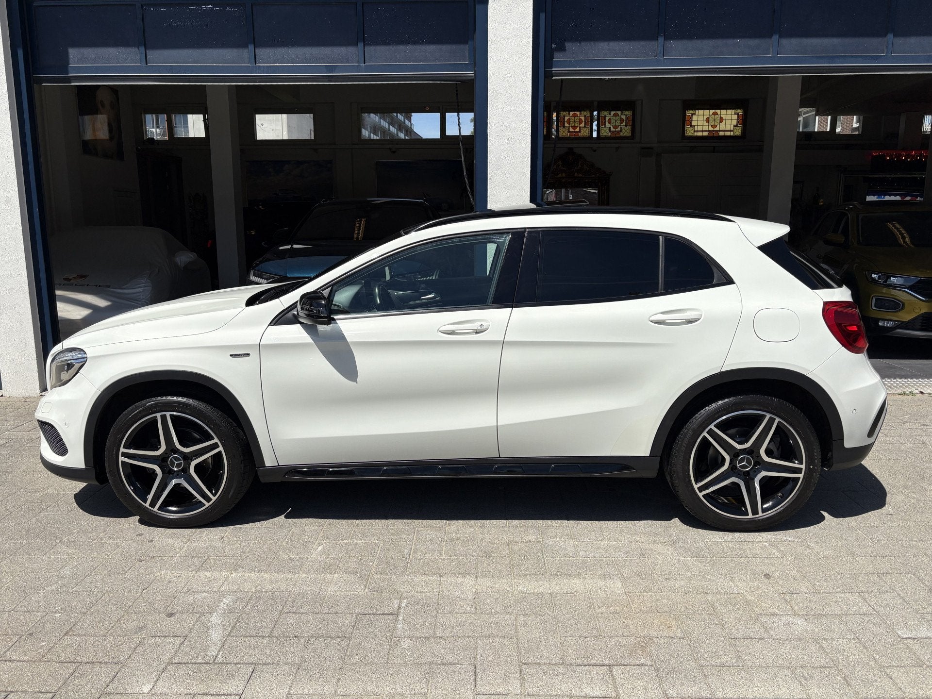 Mercedes-Benz GLA 200 EDITION/AMG/PANORAMA TOPSTAAT/FULL OPT, Auto's, Gebruikt, 715 kg, Leder en Stof, Wit