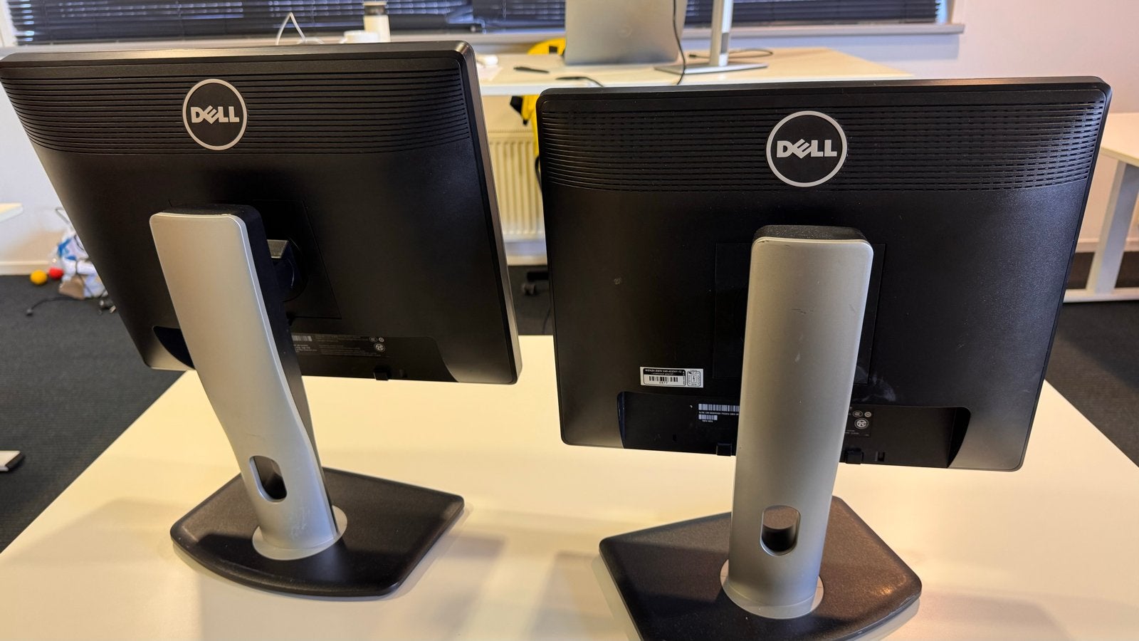 Twee Dell monitoren - Ideaal voor thuiskantoor of gaming, Computers en Software, In hoogte verstelbaar, Full HD, 60 Hz of minder