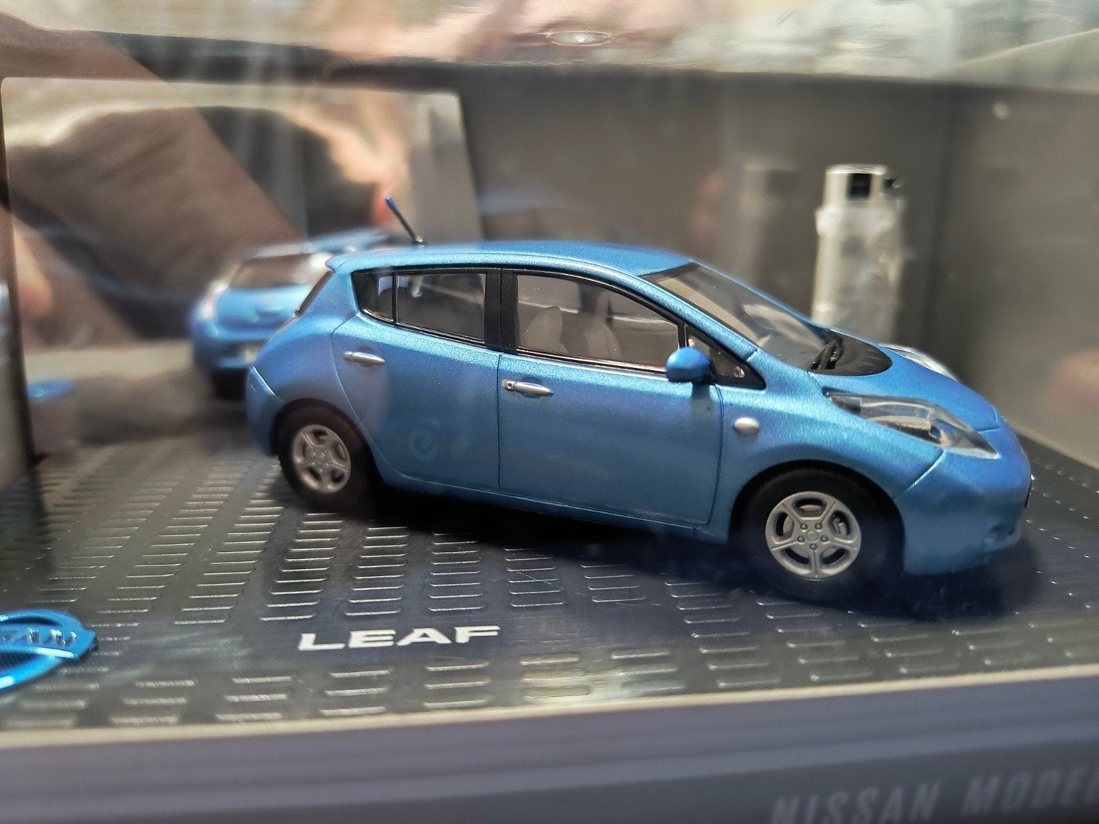 Foto 4 van Nissan Leaf Modelauto - Blauw - Nieuw in doos