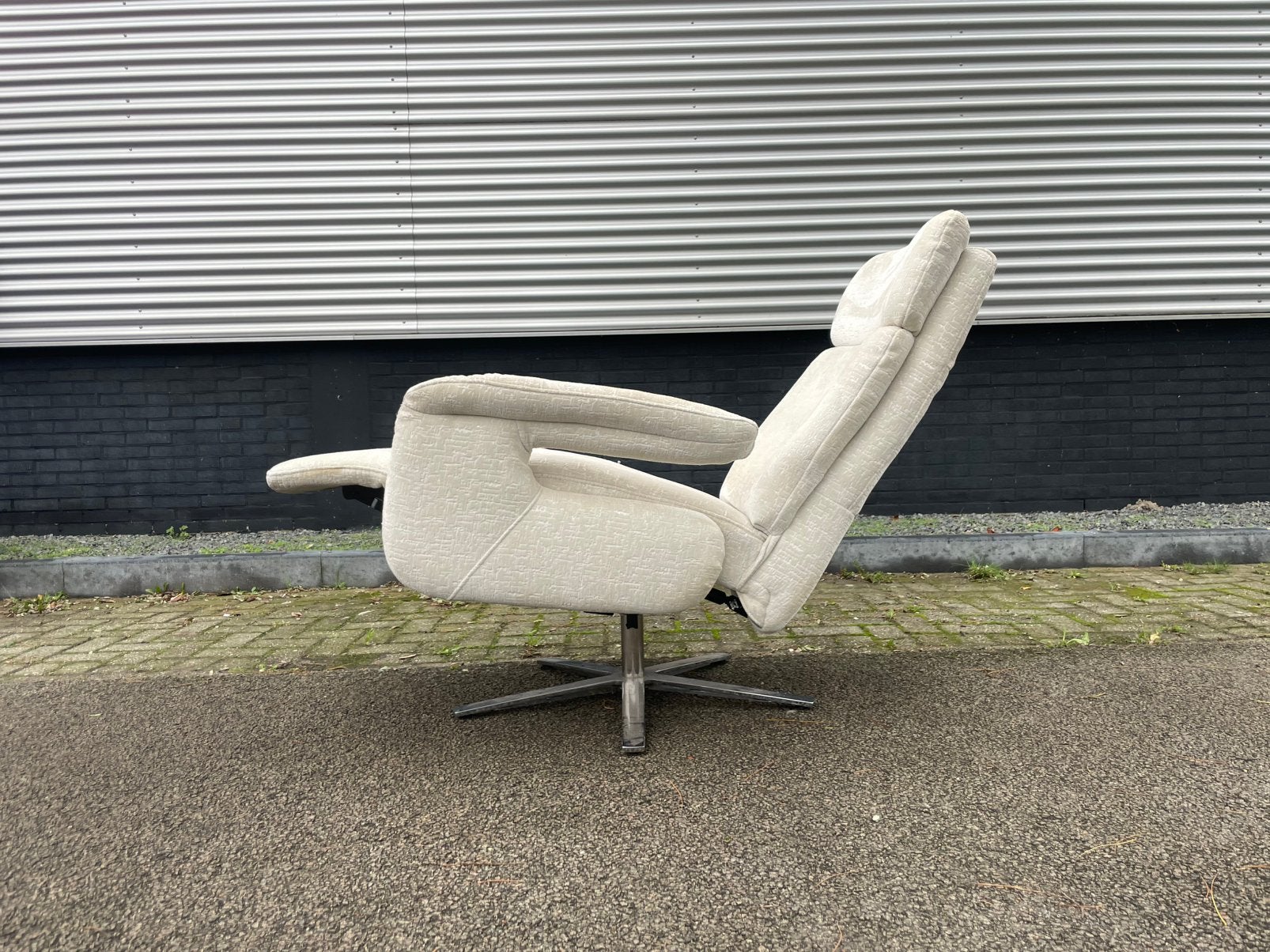 Nette witte stoffen relax fauteuil / relax stoel aangeboden, Huis en Inrichting, Ophalen, Minder dan 75 cm, 50 tot 75 cm, A