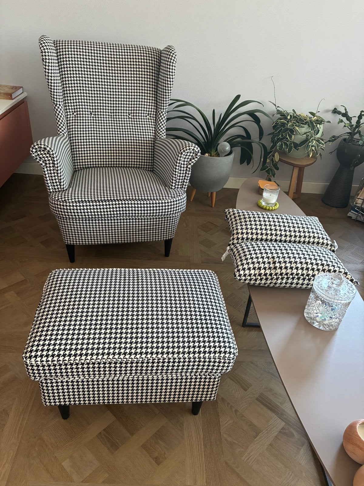 Nieuwe fauteuil met voetenbank en twee kussentjes, Huis en Inrichting, Ophalen, Zwart, Zo goed als nieuw, Eén