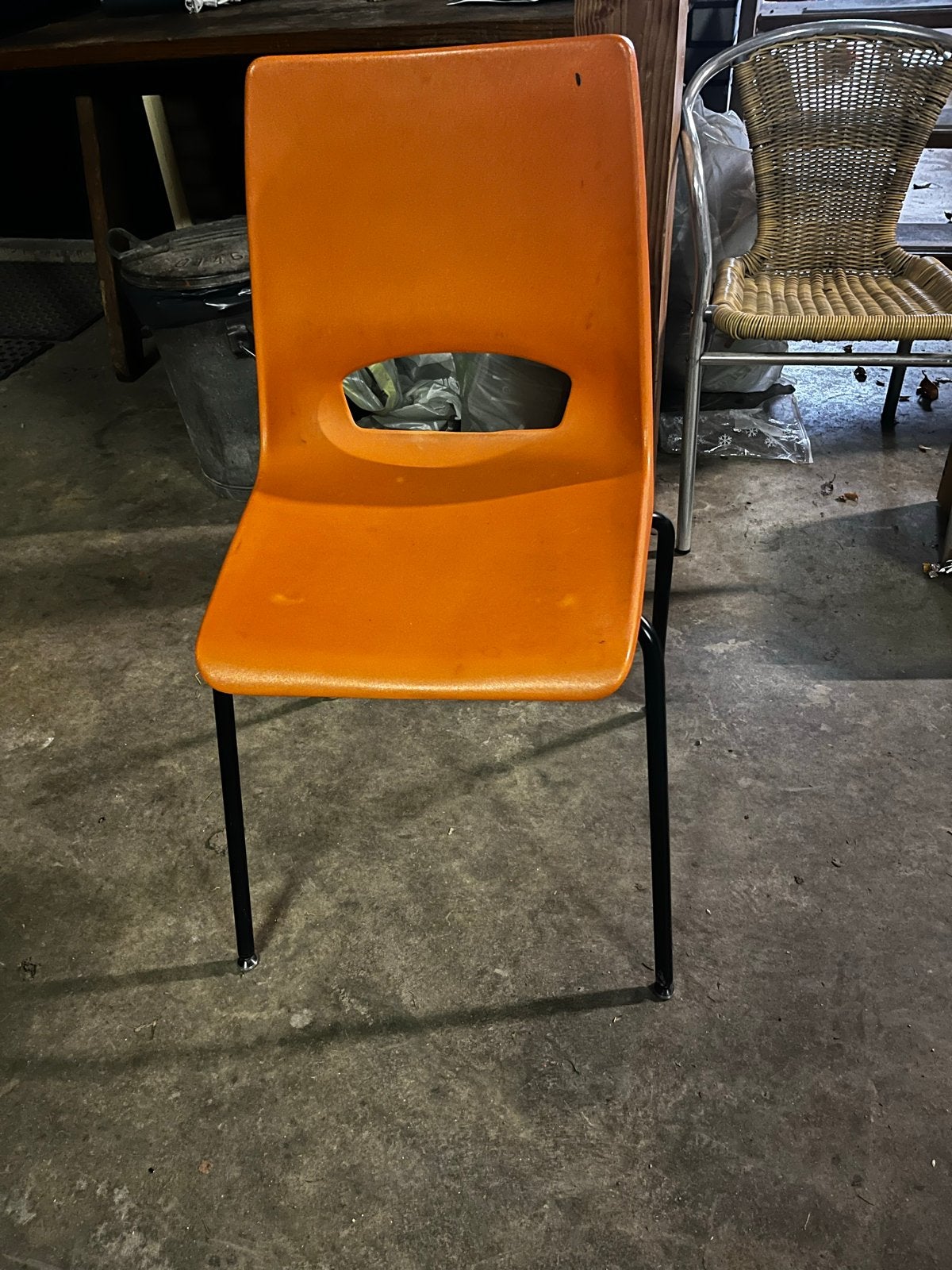 11x Oranje kunststof stoel met metalen poten, Huis en Inrichting, Kunststof, Gebruikt, Overige kleuren, Ophalen of Verzenden