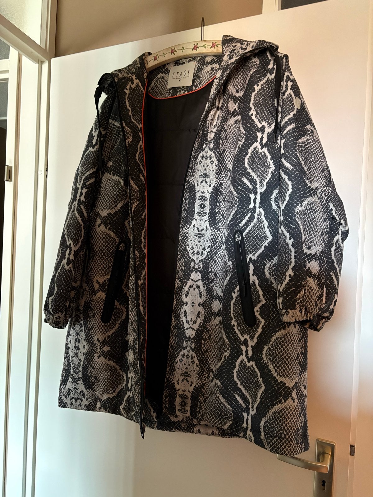 Etage jas met slangenprint - Maat 48-50, Kleding | Dames, Jassen | Winter, Verzenden, Zo goed als nieuw, Maat 46/48 (XL) of groter