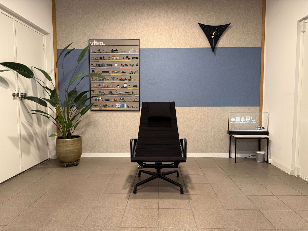 Vitra | Eames | EA124  Fauteuil | Black on Black | 1x, Vitra, Gebruikt, Vitra Artifort Cassina Fritz Hansen Eames Gispen Pastoe Hay