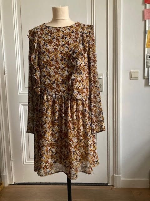 Leuke zomer- en/of winterjurk, Kleding | Dames, Jurken, Zo goed als nieuw, Maat 38/40 (M), Meerkleurig, Boven de knie, Ophalen of Verzenden