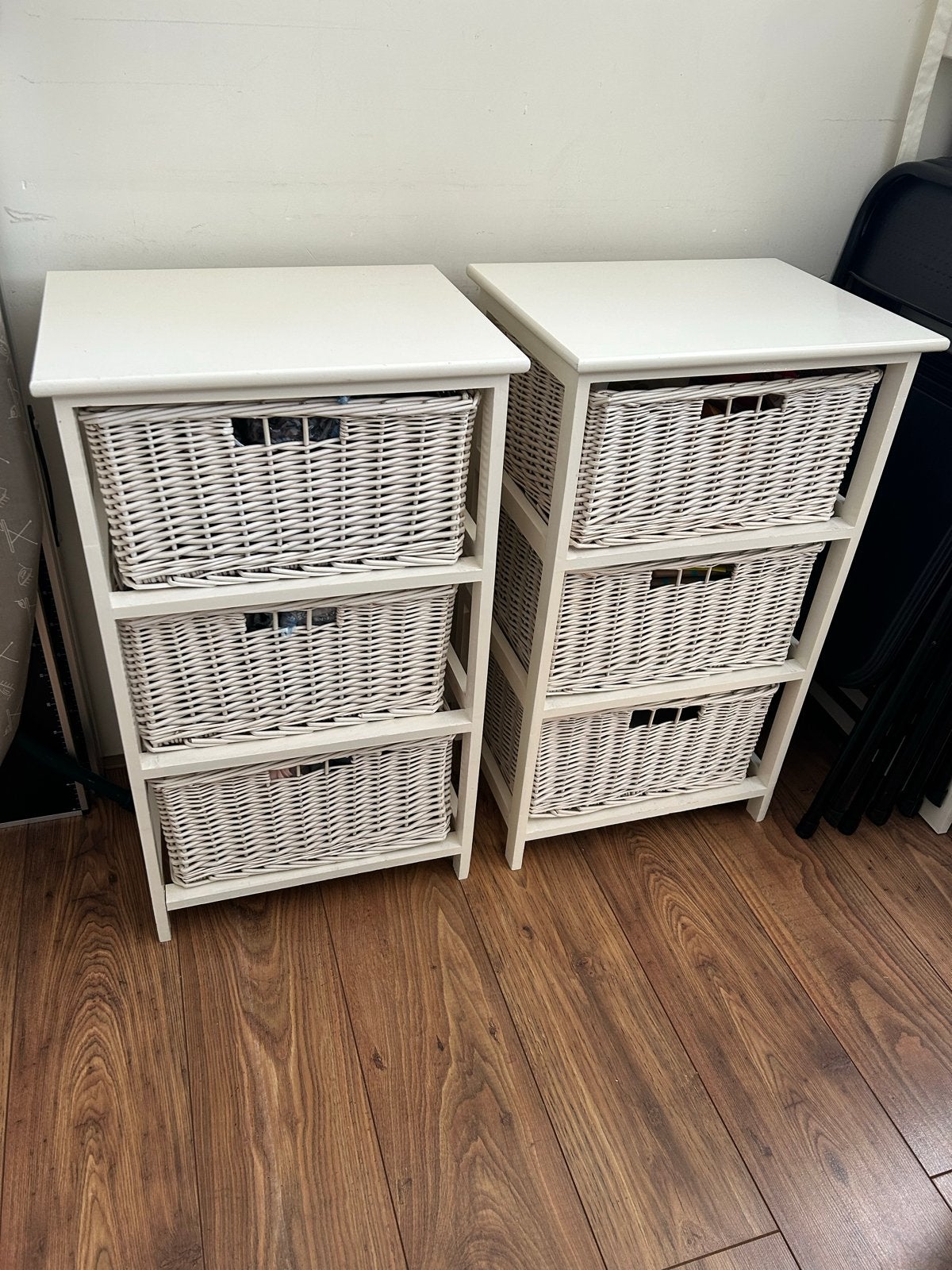 Twee witte ladekasten met rieten manden, Ophalen, Minder dan 50 cm, Gebruikt, 3 of 4 laden