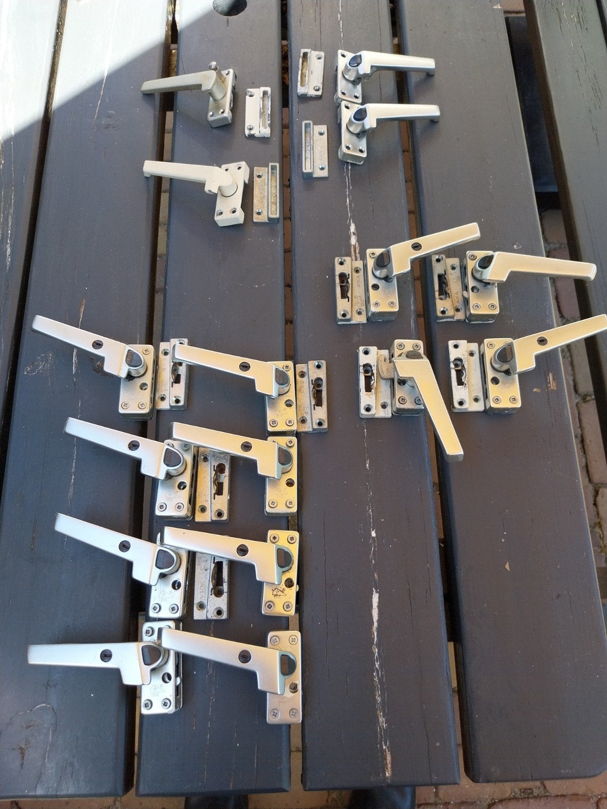 Raamsluitingen AXA SKG 1 met drukknop aluminium, Ophalen of Verzenden, Gebruikt, Overige materialen, Schuif of Grendel