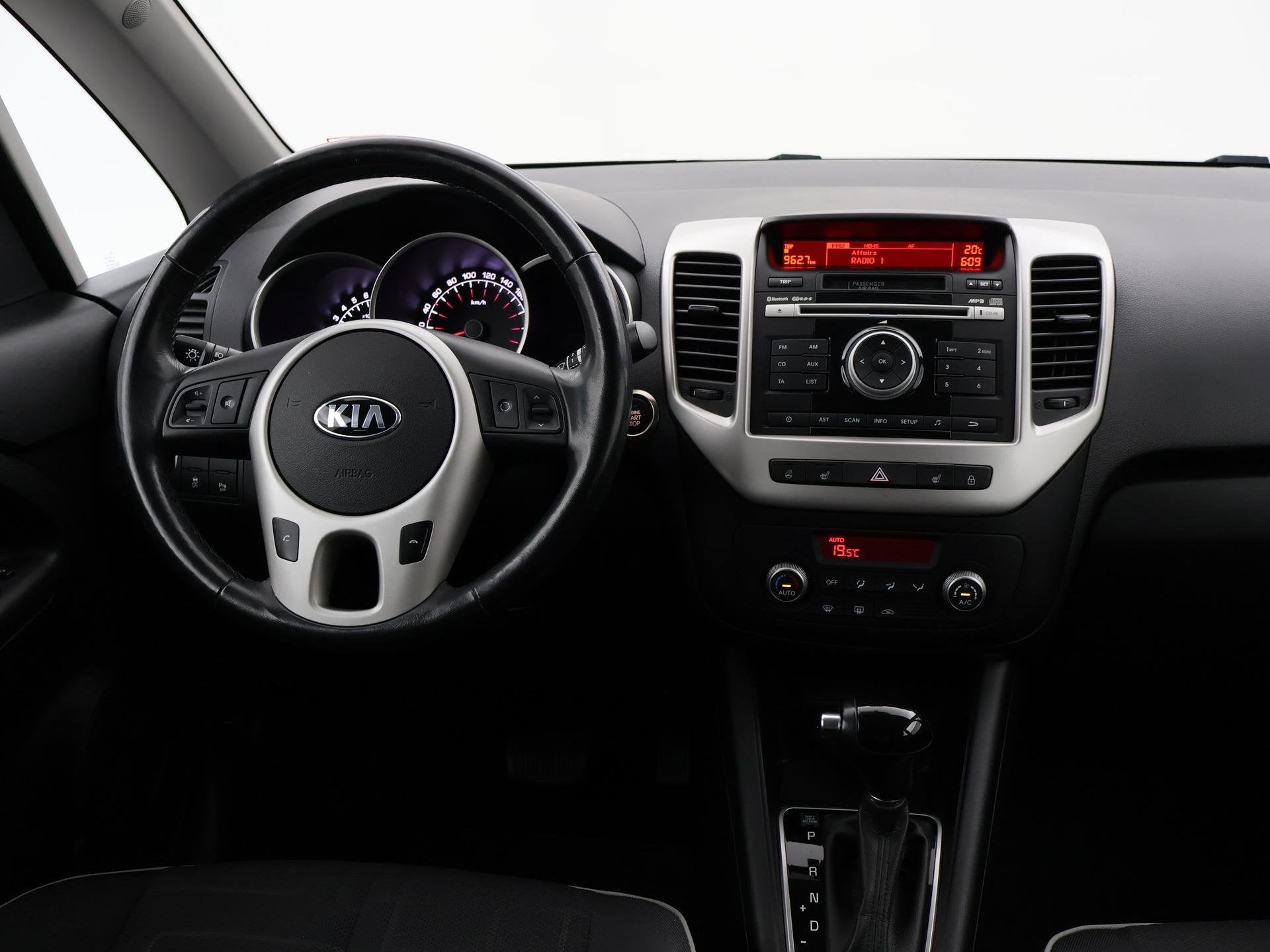 Kia Venga 1.6 CVVT AUTOMAAT + STUUR/STOELVERWARMING | PARKEE, Auto's, Gebruikt, 4 cilinders, Parkeersensor, Zwart