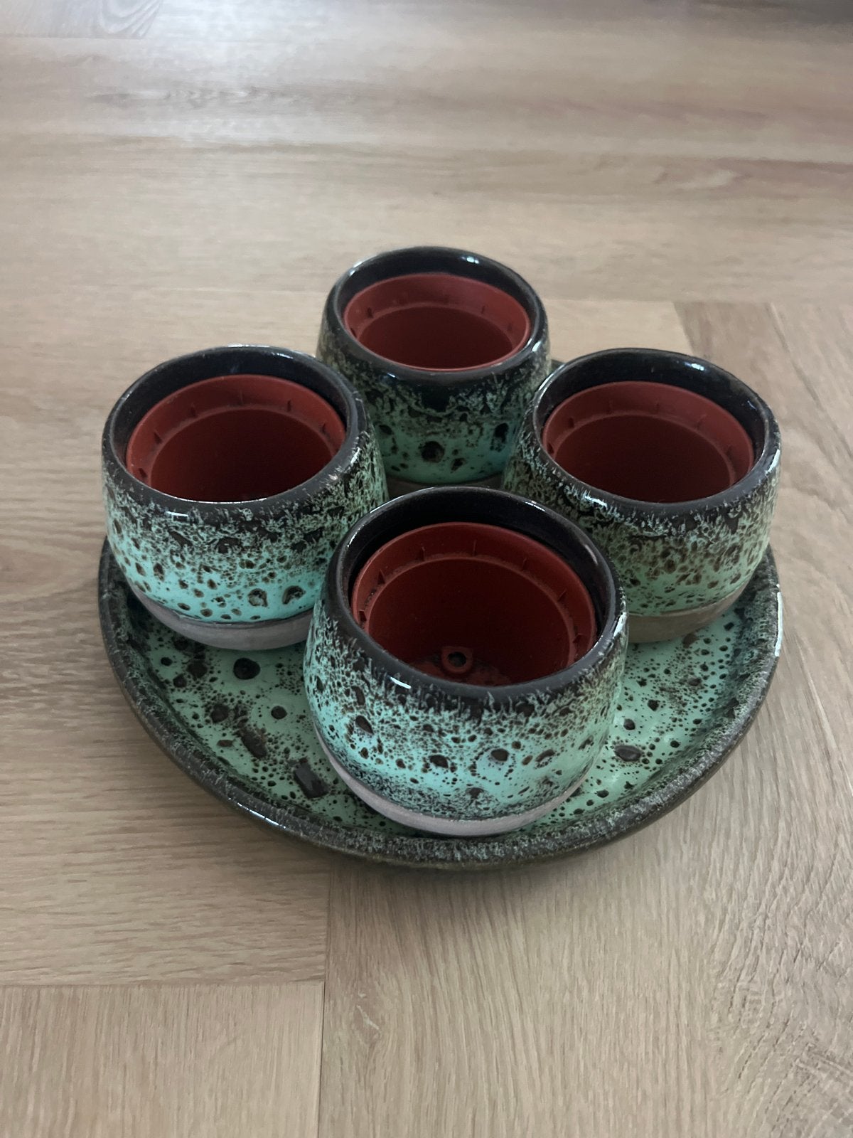 Set van 4 bloempotjes met schotel - Groen/Zwart, Ophalen, Rond, Binnen, Zo goed als nieuw