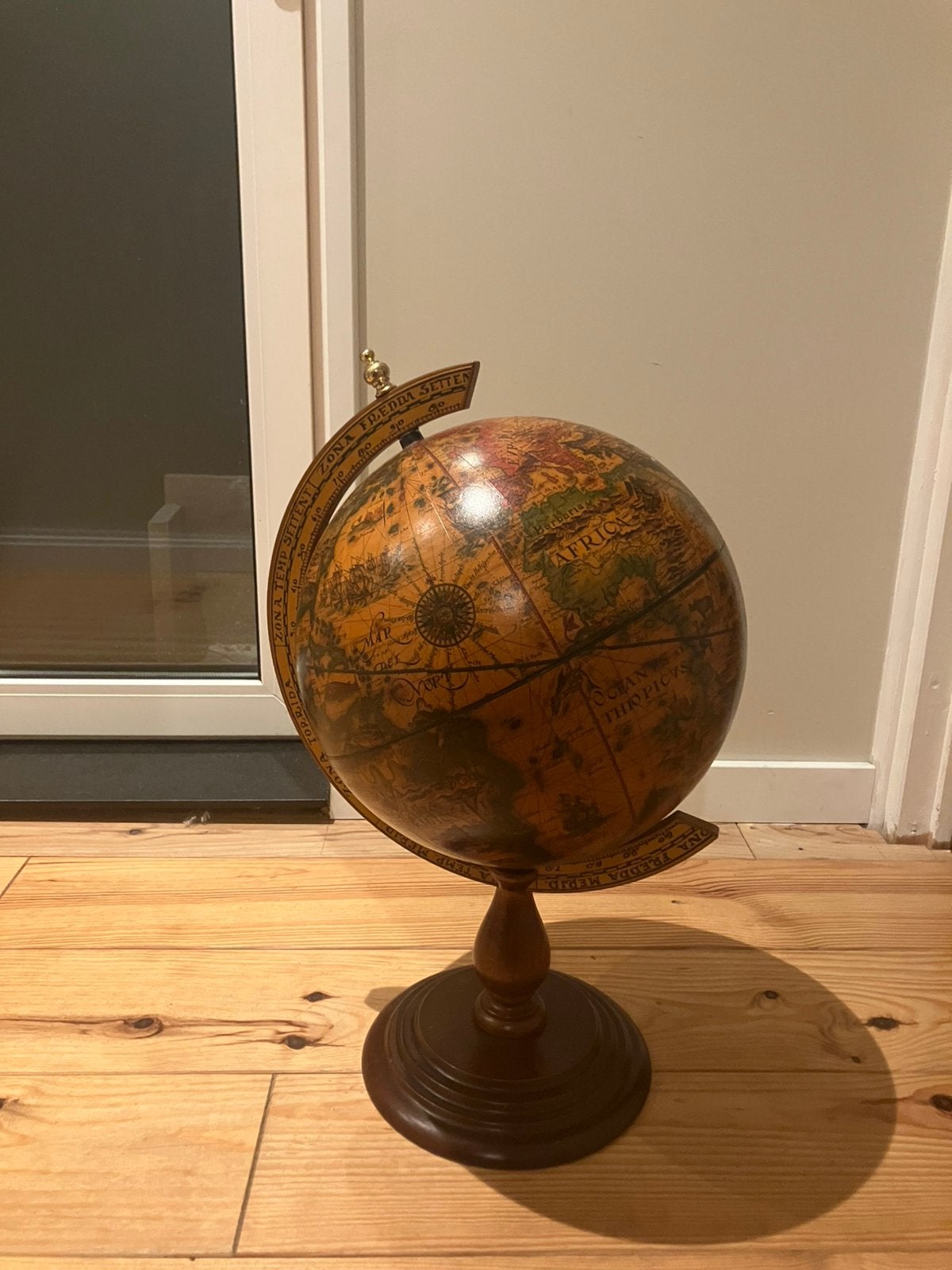 Mooie grote wereld bol van hout, Ophalen, Zo goed als nieuw
