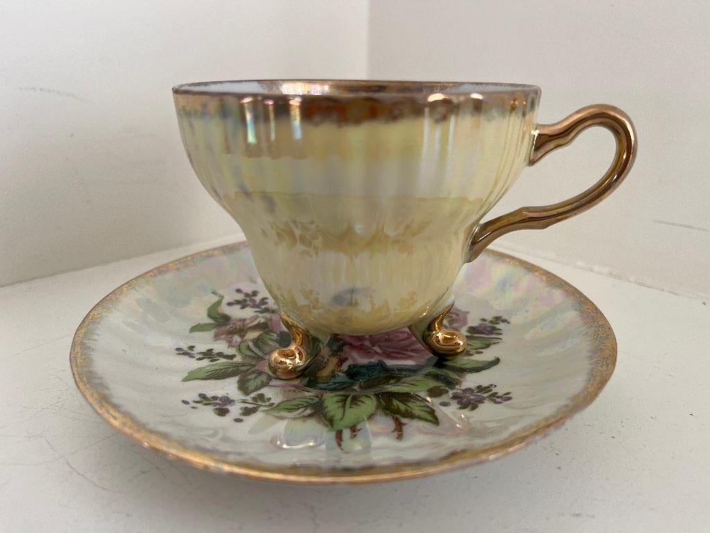 Brocante, geel parelmoer kop en schotel op pootjes, Ophalen of Verzenden