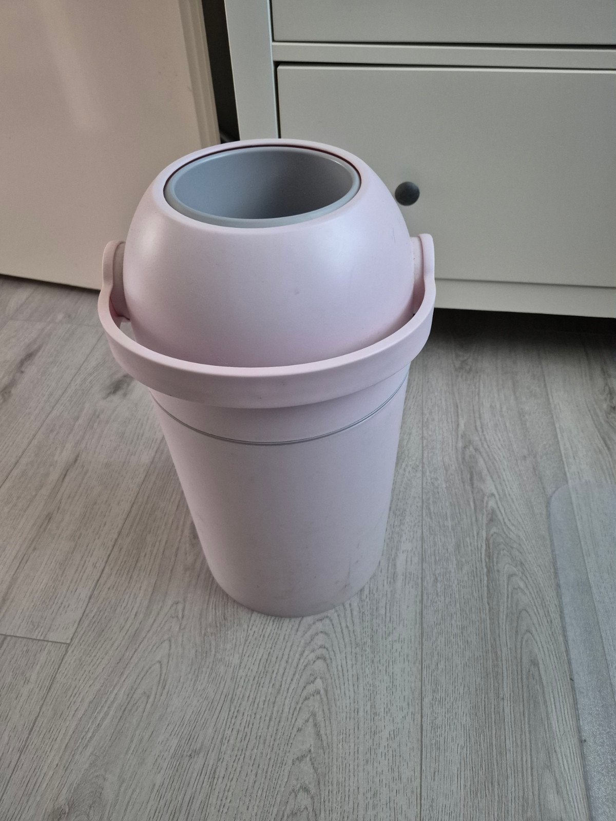 Roze prullenbak met zwenkdeksel, Ophalen, Kunststof
