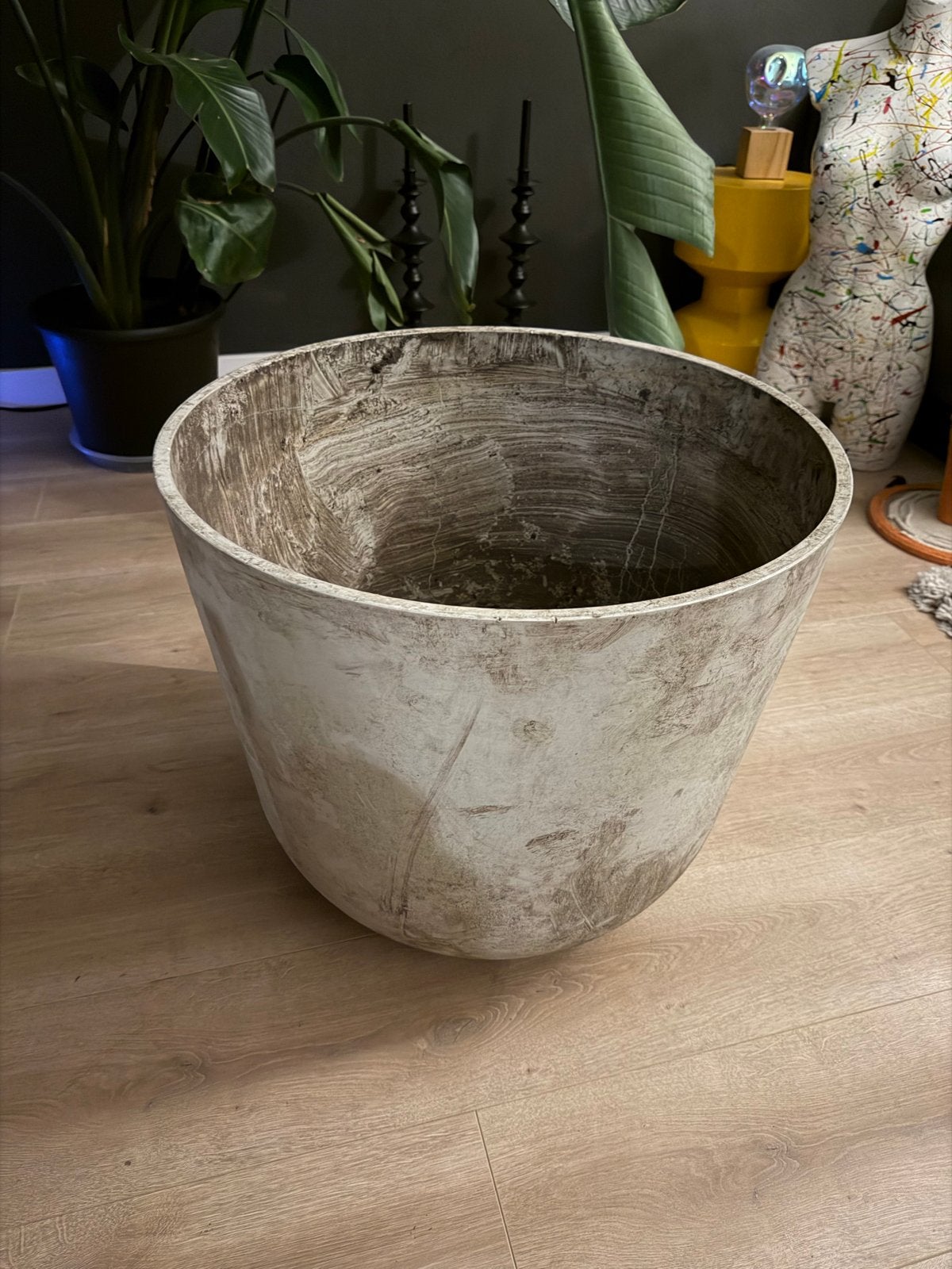 Grote ronde bloempot, wit/grijs, voor binnen of buiten, Tuin en Terras, Ophalen, Overige materialen, Gebruikt, 40 cm of meer