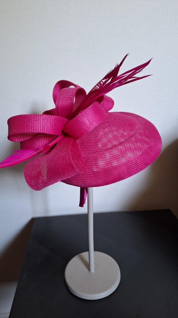 Roze fascinator met veren en strik, Kleding | Dames, Hoeden en Petten, Ophalen of Verzenden, Nieuw, One size fits all, Hoed