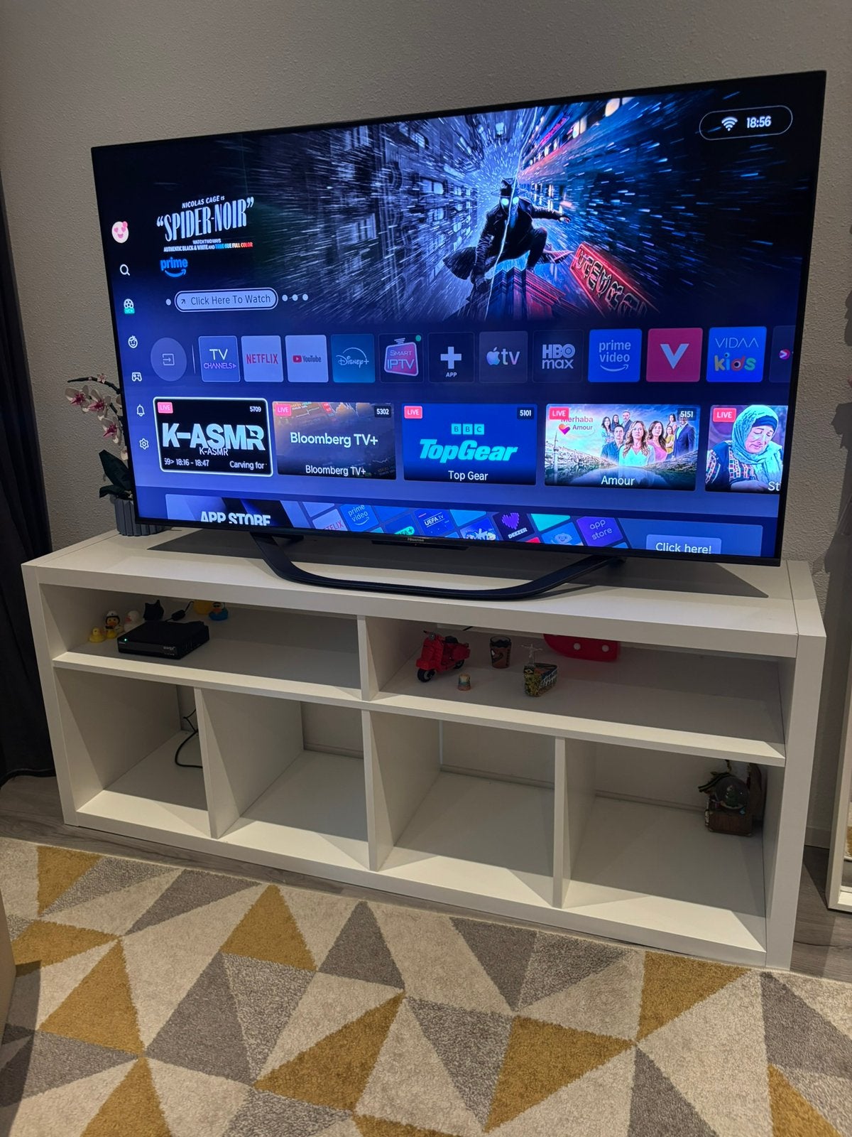Hisense 55” 4K Smart TV + IKEA TV Bench, Ophalen, Zo goed als nieuw, 25 tot 50 cm, Minder dan 100 cm