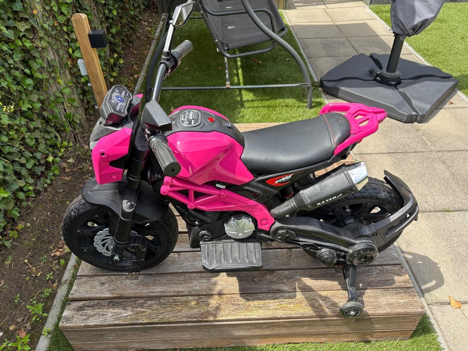 Roze elektrische kindermotor met zijwieltjes, Ophalen, Gebruikt