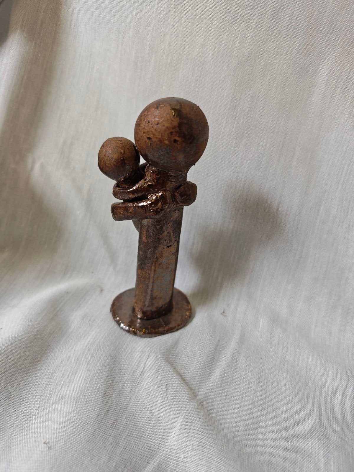 Klein abstract beeldje van een omhelzing, Ophalen