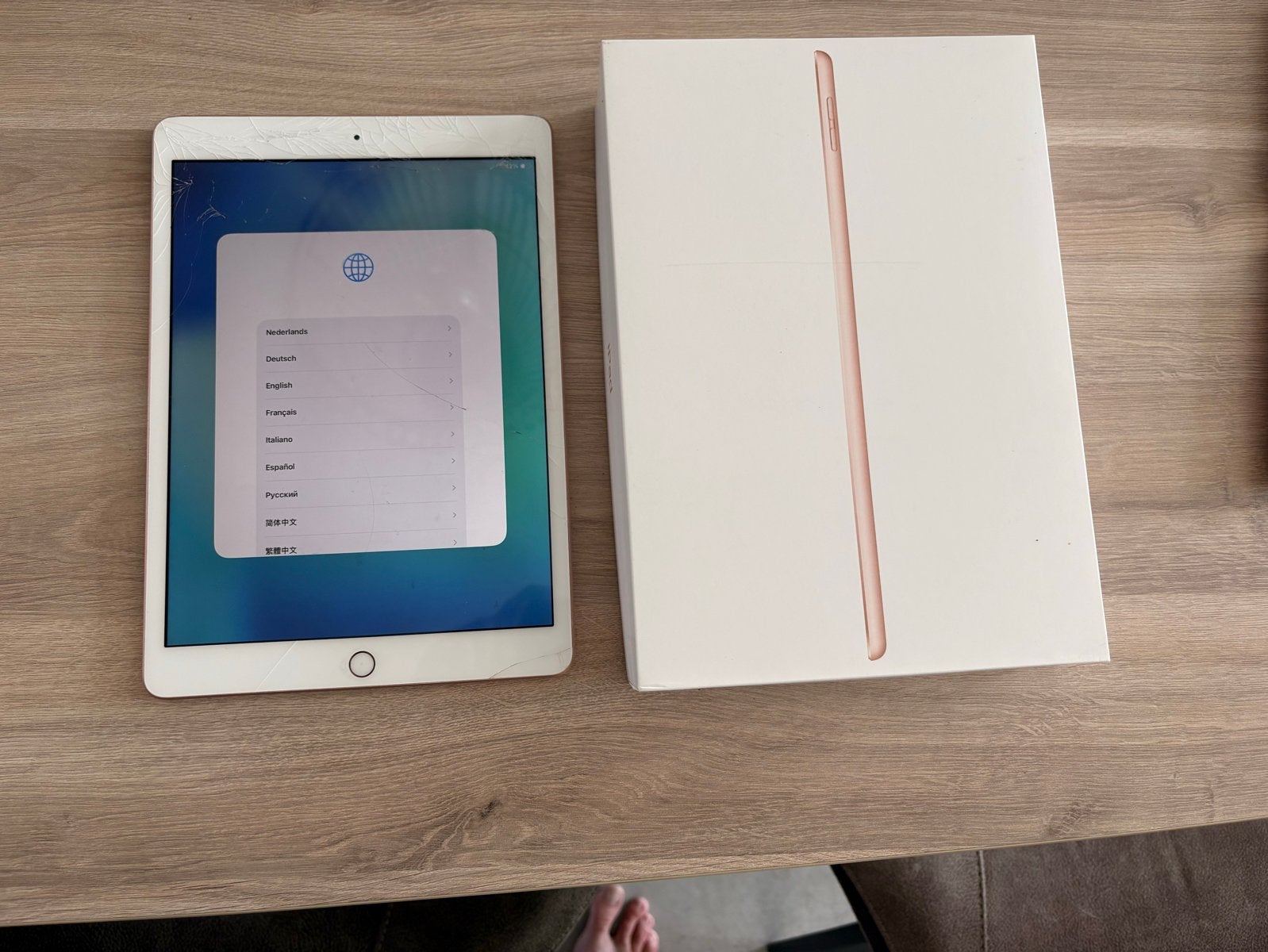 iPad (8e generatie) 128GB Wi-Fi - Scherm gebarsten, 10 inch, Rose Goud, Gebruikt, Apple iPad