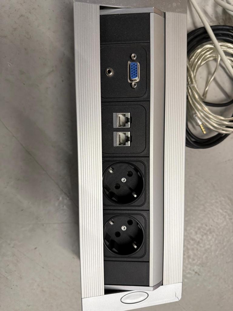 Inbouw stekkerdoos met VGA, audio en netwerk aansluitingen, Ophalen of Verzenden, Gebruikt