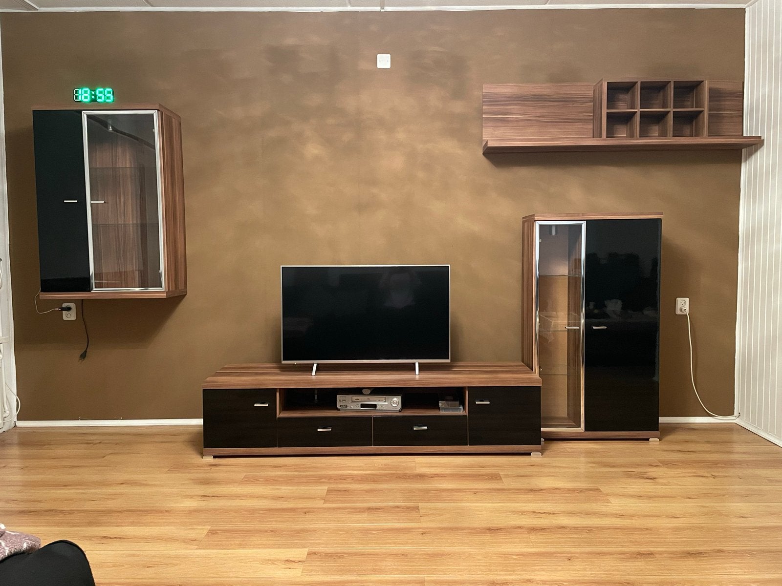 Moderne tv-meubelset met vitrinekasten en wandplank, Ophalen, 150 tot 200 cm, Zo goed als nieuw, 150 tot 200 cm