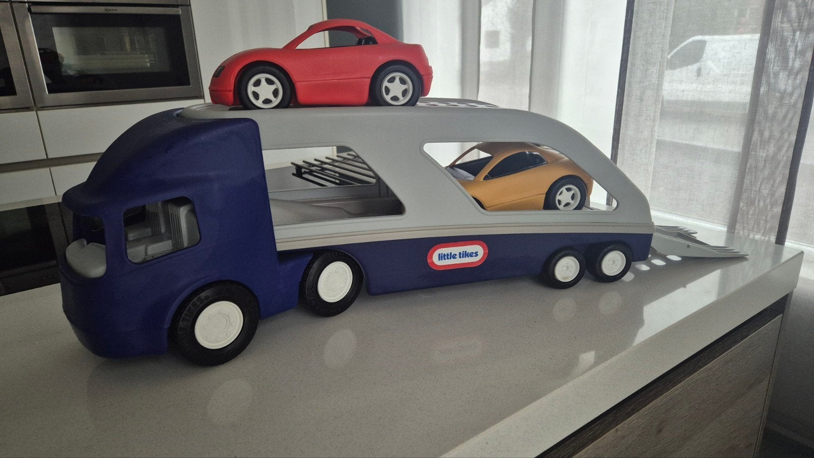 Little Tikes Autotransporter met 2 auto's, Ophalen of Verzenden, Gebruikt