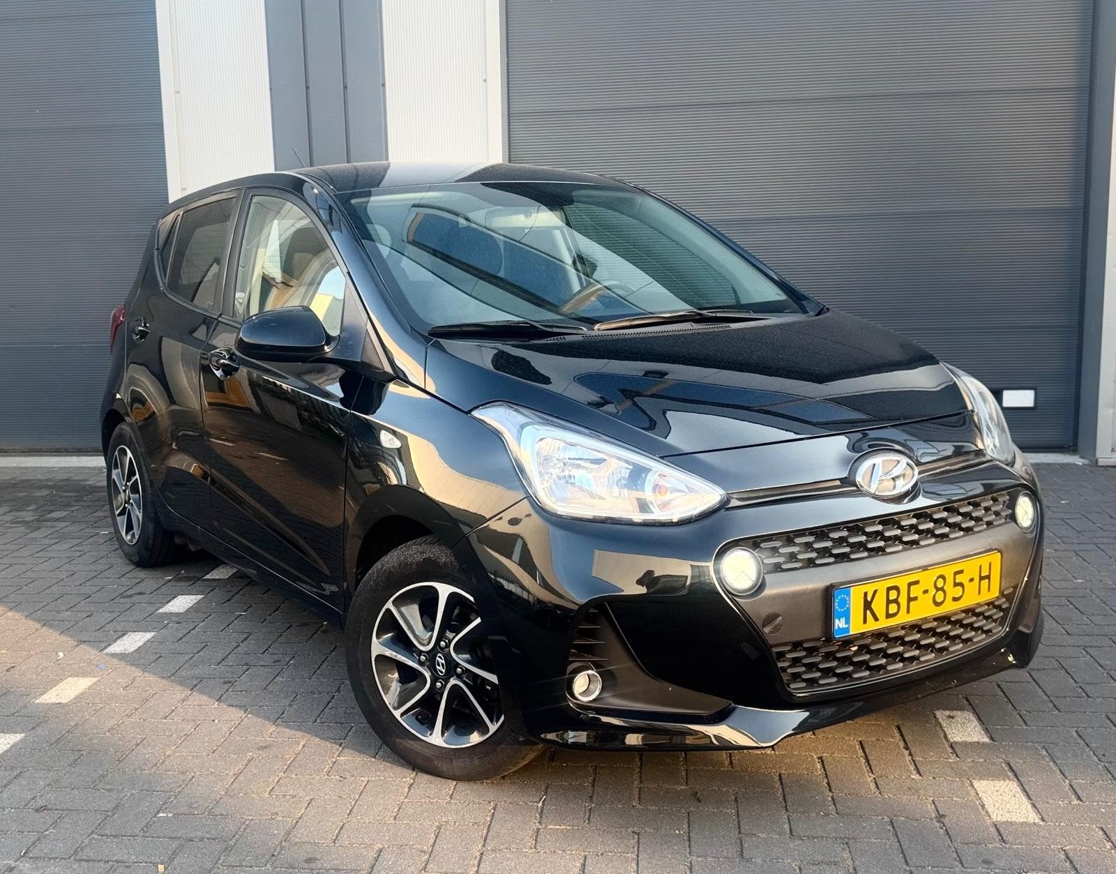 Hyundai i10 1.0 5 DRS AUT 2018 Zwart, Auto's, Hyundai, Stof, 4 cilinders, Zwart, Bedrijf
