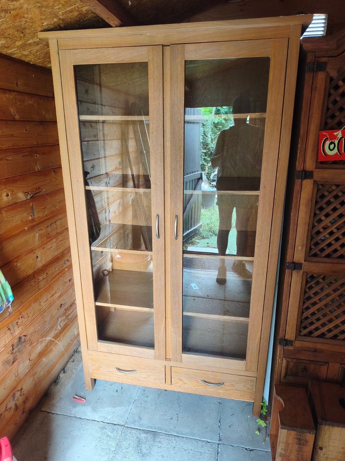 Eikenhoutenvitrinekast met glazen deuren en lades, Huis en Inrichting, Kasten | Vitrinekasten, Ophalen, Glas, Gebruikt, Met deur(en)