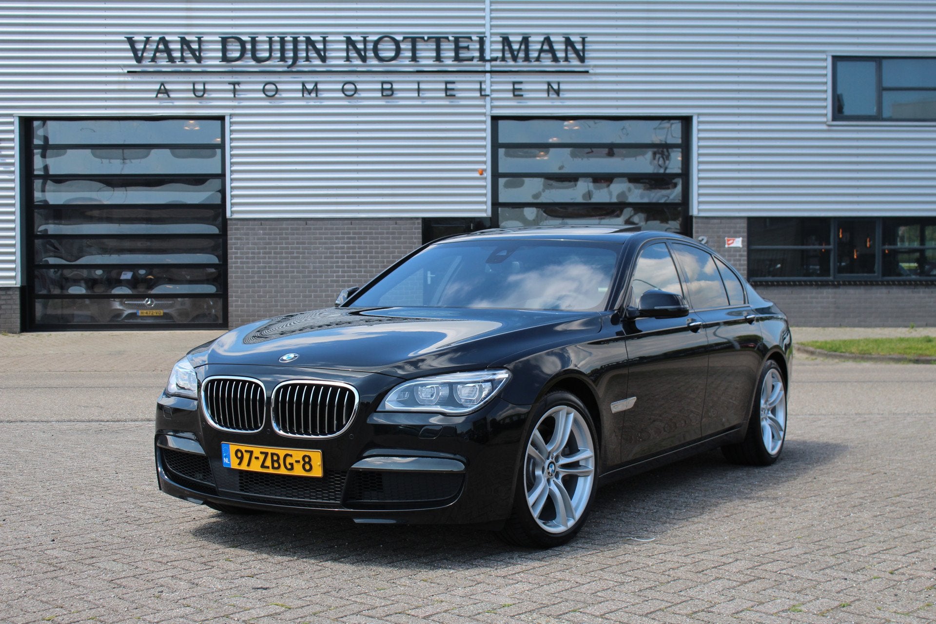 BMW 7 Serie 750i High Executive / M Sport / Softclose / HUD, Auto's, Automaat, Achterwielaandrijving, Gebruikt, Met garantie (alle)